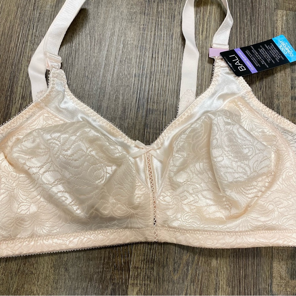 Bali‎ Classic Support Women's Elegant Lace Bra in Cream 38D